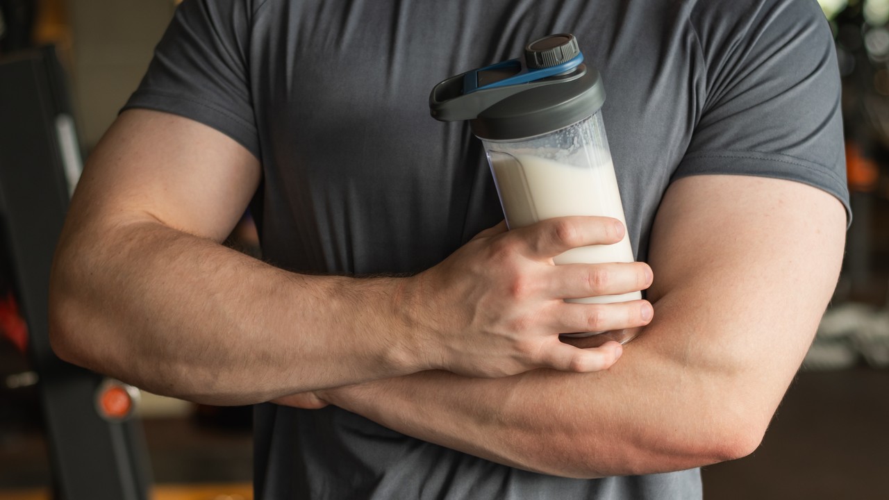 Siłka, odżywka i batonik. Mroczna strona kultu białka. "Słyszeliście o jajku lub kurczaku?"