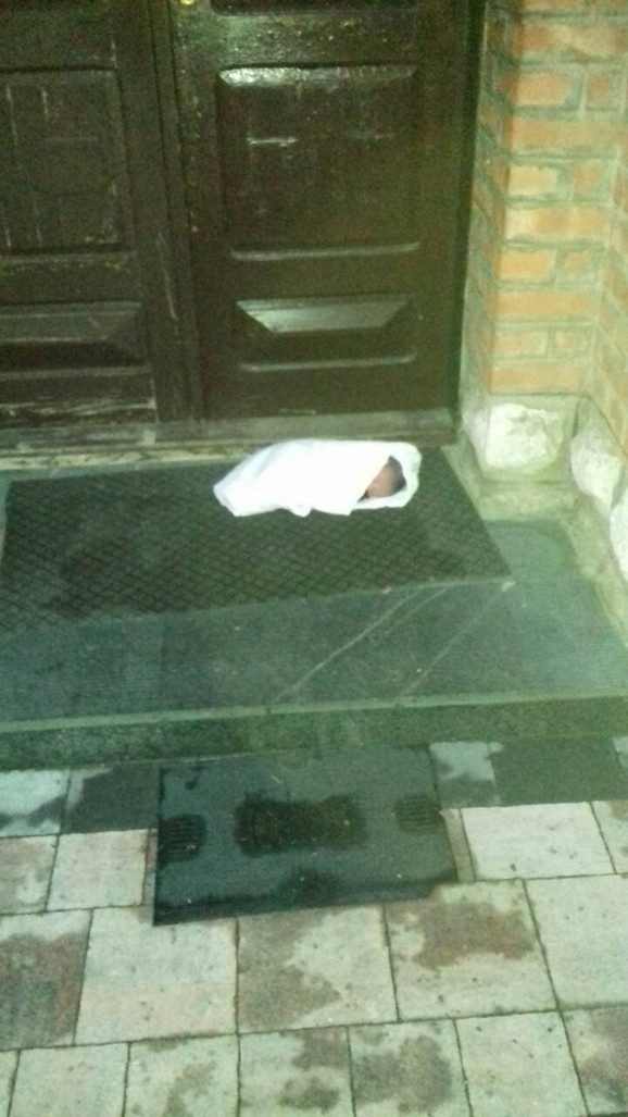 Ostavljena beba ispred vrata crkve u Čajetini