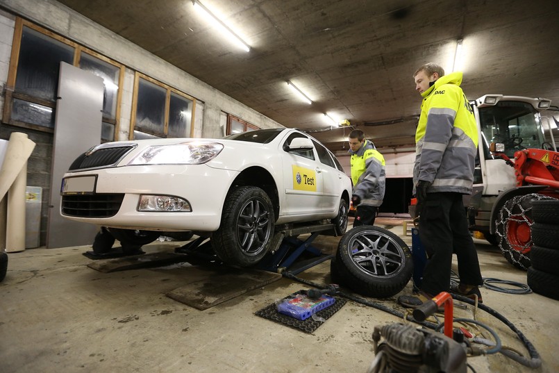 Co sezon przeprowadza się nawet kilkanaście testów. Organizują je zarówno profesjonalne stowarzyszenia motoryzacyjne takie jak ADAC czy ACE, jak i redakcje specjalistycznych czasopism o motoryzacji - "Auto Bild", "Auto Motor und Sport", "Auto Zeitung" i "Off-Road" czy "Auto Bild Allrad". Oto, jak przebiegały niezależne od siebie testy...