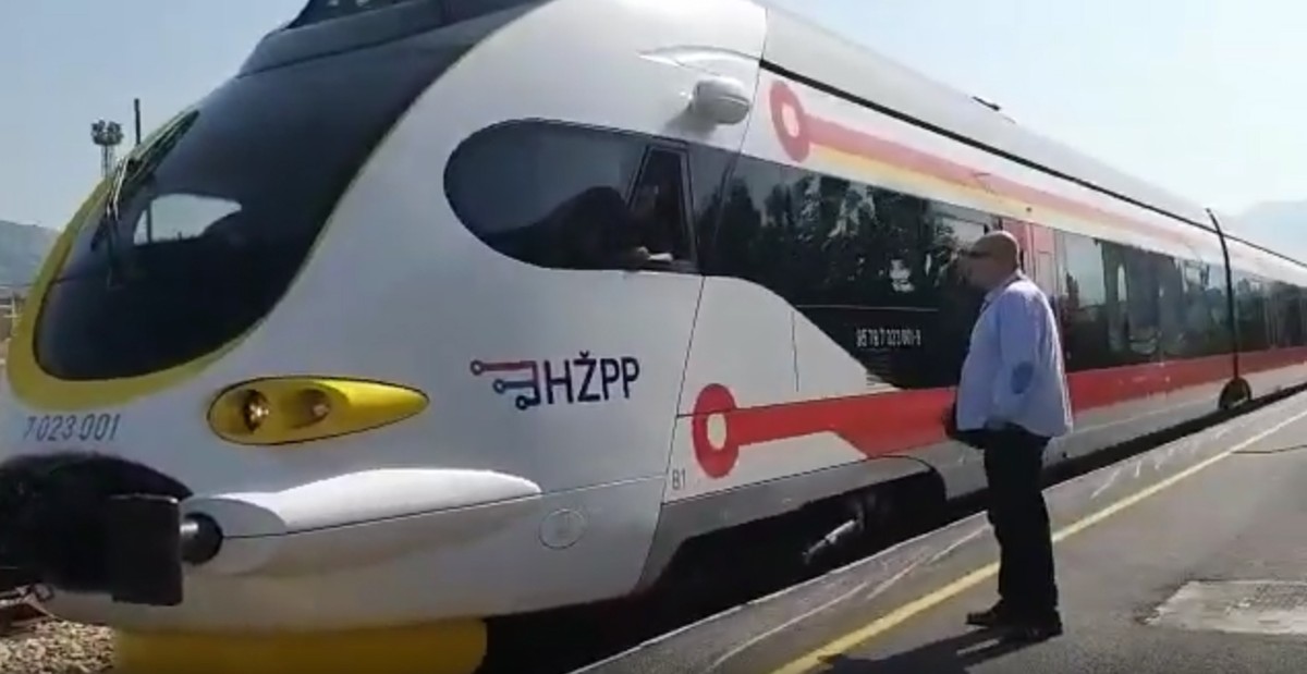 Počeo da radi tzv. &#34;splitski metro&#34;: Prva vožnja kasnila (video)
