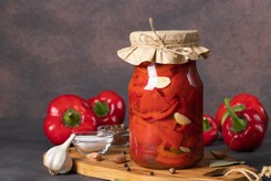 Obłędnie chrupiąca papryka na zimę. Tak robi ją Remigiusz Rączka