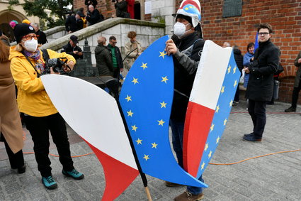 Polacy nie chcą słyszeć o polexicie. Miażdżąca przewaga w sondażu