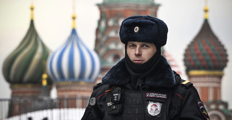 Rosyjski policjant w Moskwie, listopad 2023 r.