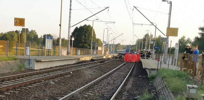 Tragiczny wypadek na przejeździe. Ciągnik wjechał pod pociąg Inter City