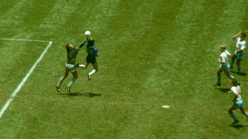 Malo glavom, malo Božijom rukom, izjavio je Maradona | Foto: Getty Images