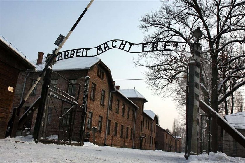 Policja odzyskała napis "Arbeit macht frei"