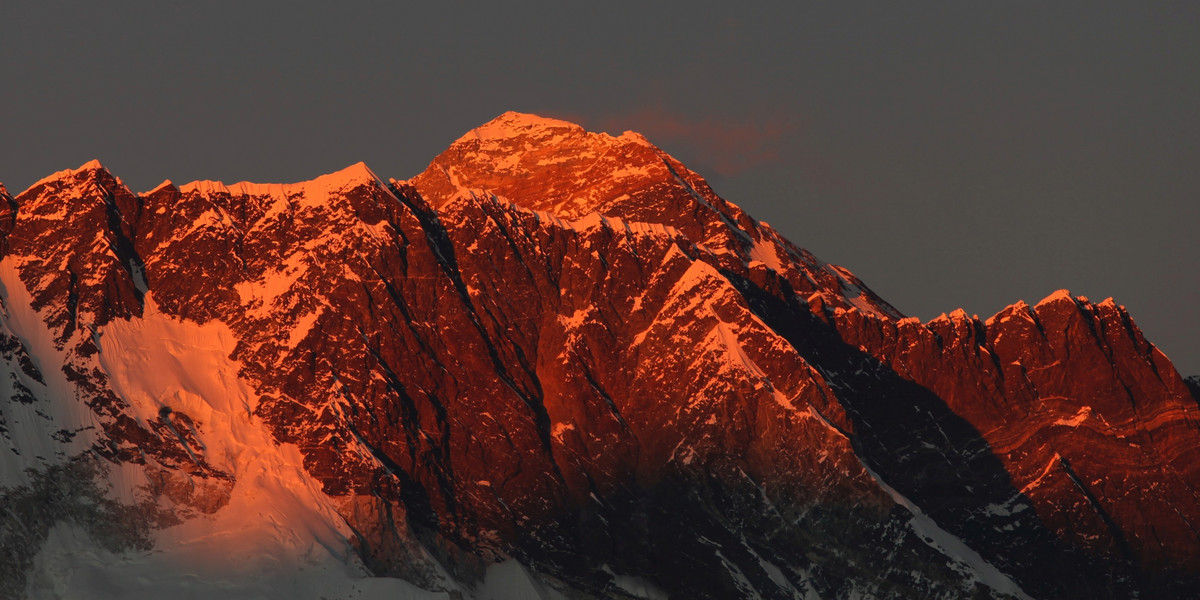 Rosjanin zginął na Mount Everest. Na zboczach tej góry leżą śmiecie i... 300 ciał!