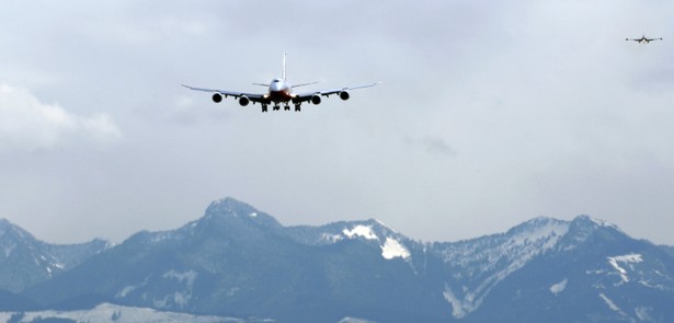 Boeing 747- 8 Intercontinental podchodzi do lądowania po pierwszym locie