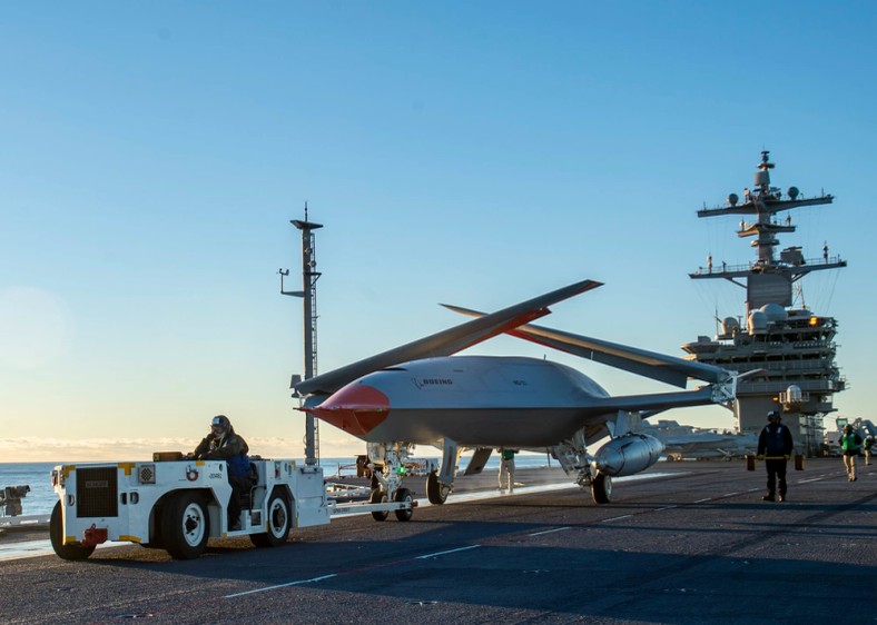 MQ-25 Stingray w trakcie transportu na pokładzie lotniskowca.