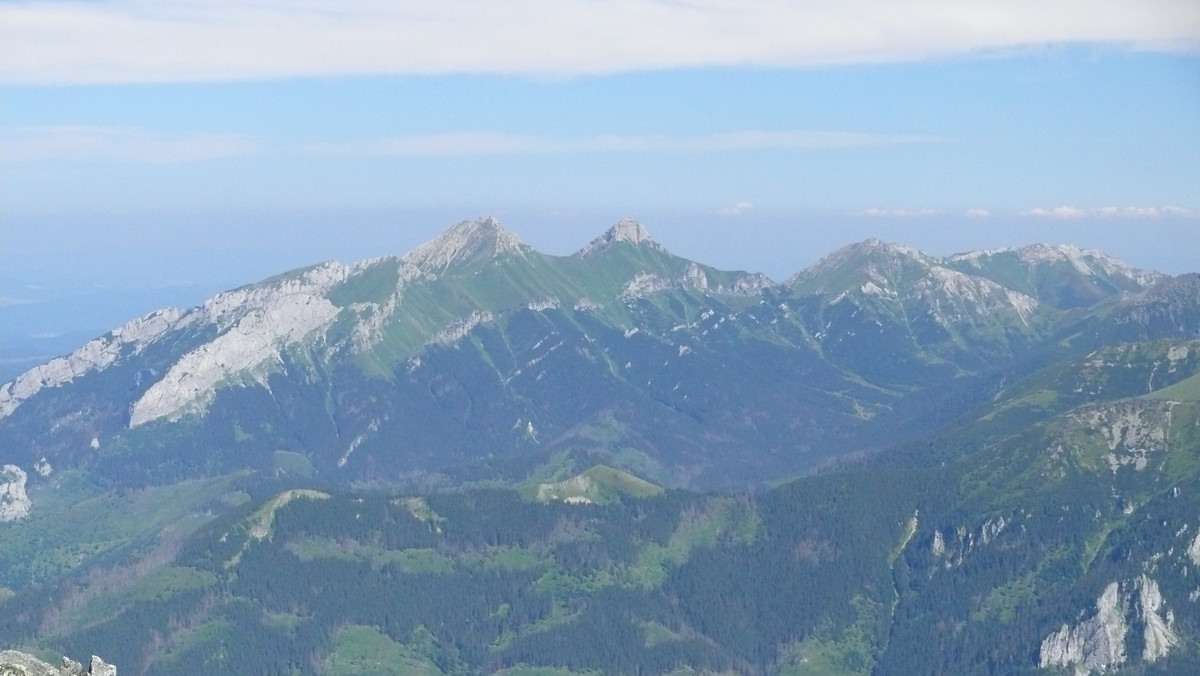 W Tatrach rozpoczął się sezon szkolnych wycieczek. W maju i czerwcu organizowane są tzw. zielone szkoły. Władze Tatrzańskiego Parku Narodowego (TPN) przypominają, że każdą wycieczkę w Tatry musi prowadzić licencjonowany przewodnik.
