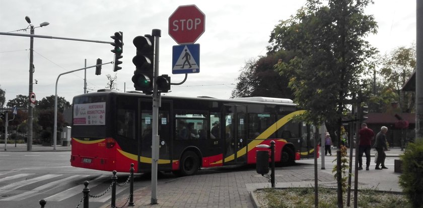 Samotny trzylatek bawił się resorakami przy ruchliwej ulicy. Zareagował kierowca autobusu