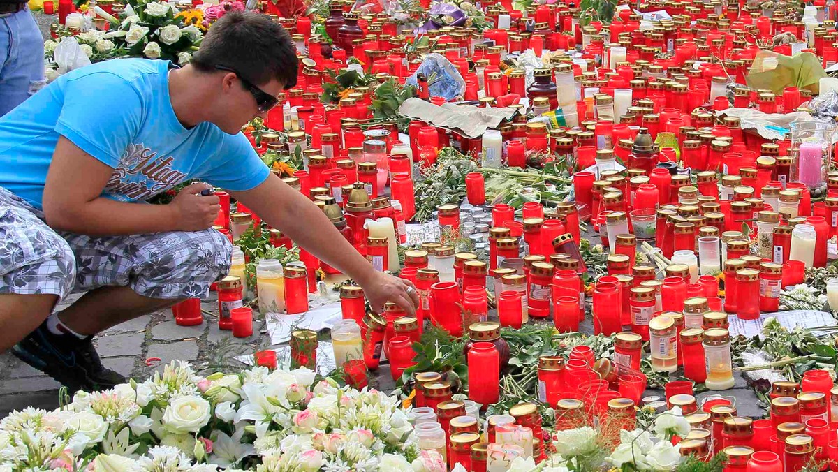 Nie tylko mieszkańcy miasta Duisburg, gdzie przed tygodniem doszło podczas Love Parade do tragedii, domagają się wyciągnięcia konsekwencji wobec winnych. Prezydent Niemiec Wulff podkreślił polityczną odpowiedzialność burmistrza Adolfa Sauerlanda.