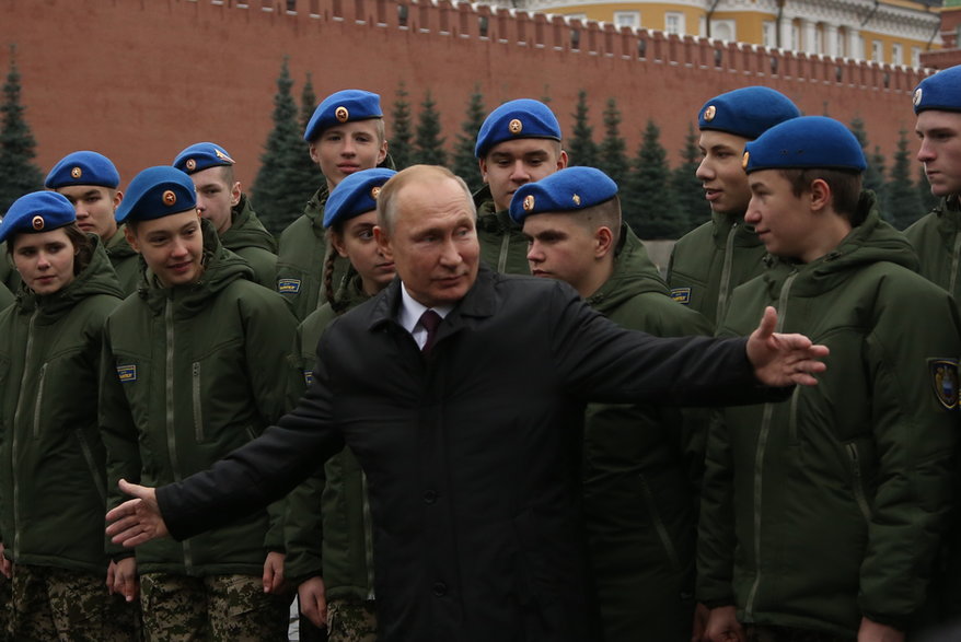 Prezydent Rosji Władimir Putin podczas zdjęcia grupowego z kadetami na placu Czerwonym w Moskwie, 4 listopada 2019 r.