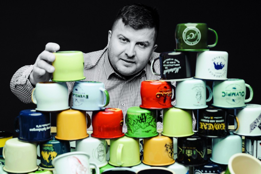 Waldemar Brzozowski, założyciel i prezes Emalco Enamelware, zbudował firmę opartą na personalizacji. Na zlecenie klientów z całego świata produkuje kubki tworzone tradycyjnymi metodami 