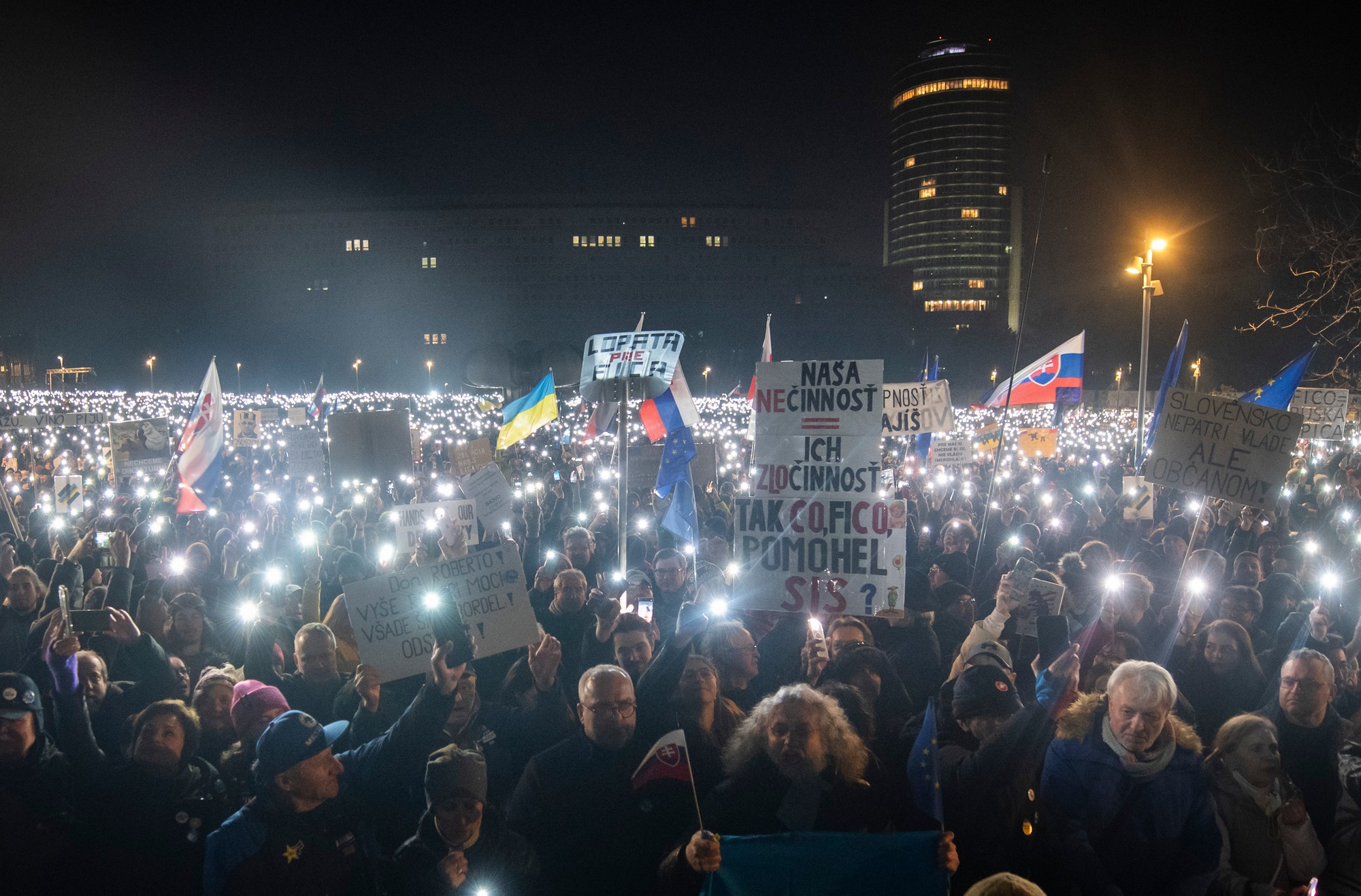 Na snímke demonštranti počas protivládneho zhromaždenia Slovensko je Európa na Námestí Slobody v Bratislave 24. januára 2025.