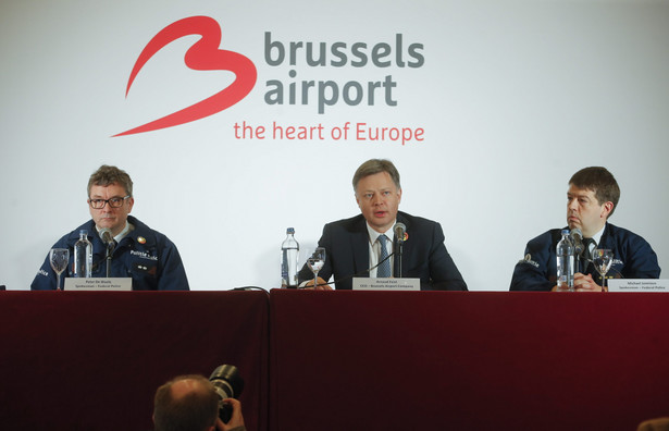 Szef lotniska w Zaventem pod Brukselą Arnauld Feist podczas konferencji prasowej.
