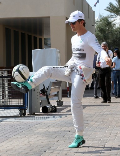 Nico Rosberg na Grand Prix do Abu Dhabi zabrał piękną dziewczynę i... piłkę