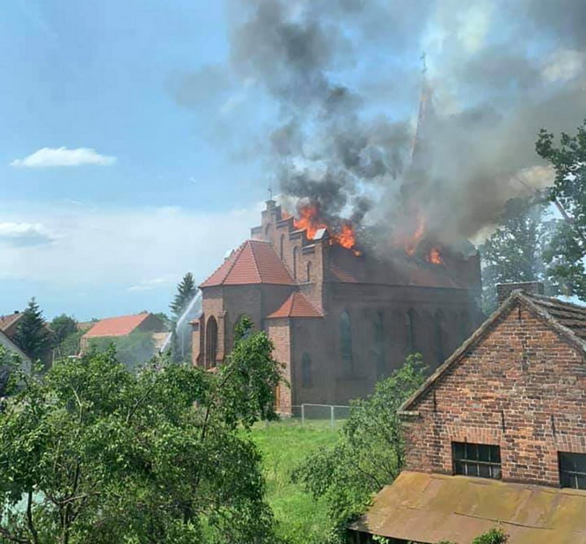 To oni ratowali płonący kościół