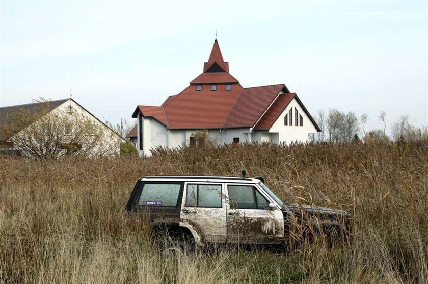 Jeep ugrzązł w bagnie