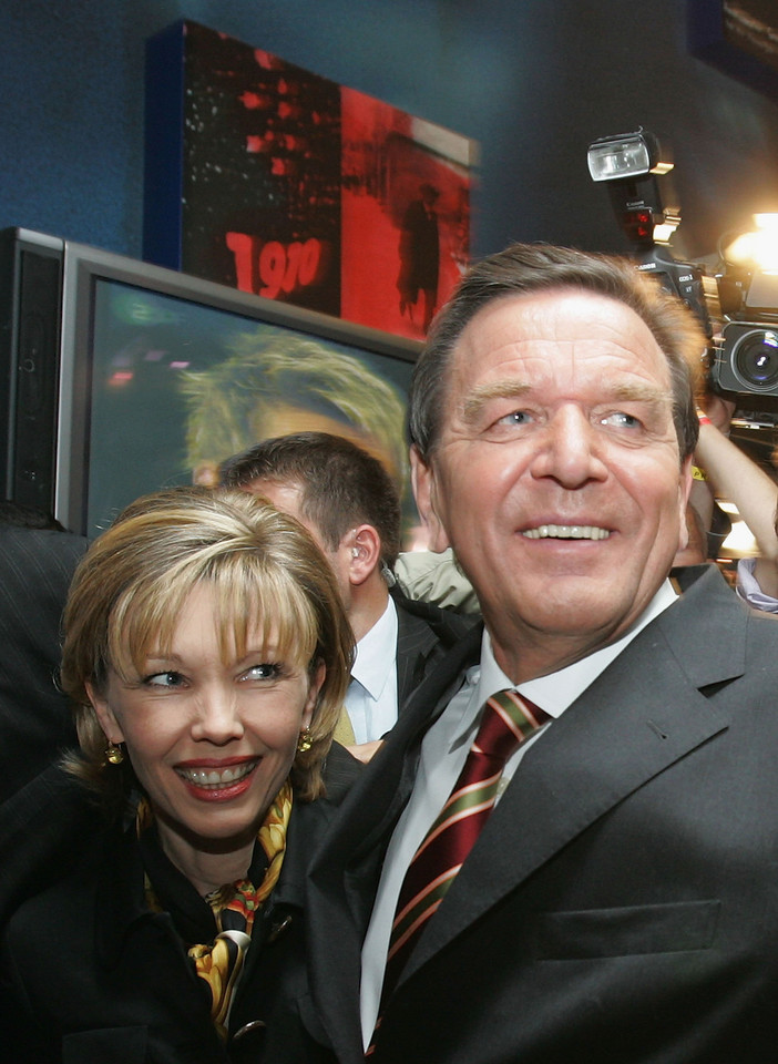 Gerhard Schroeder z żoną podczas ogłoszenia wyników wyborczych w 2005 roku