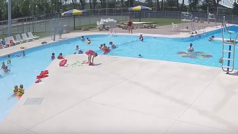 Krótkie nagranie z jednego z basenów miejskich mrozi krew w żyłach. W tłumie kąpiących się dzieci, kilkuletni chłopiec zaczyna się topić. Cała akcja trwa nie więcej niż 20 sekund.