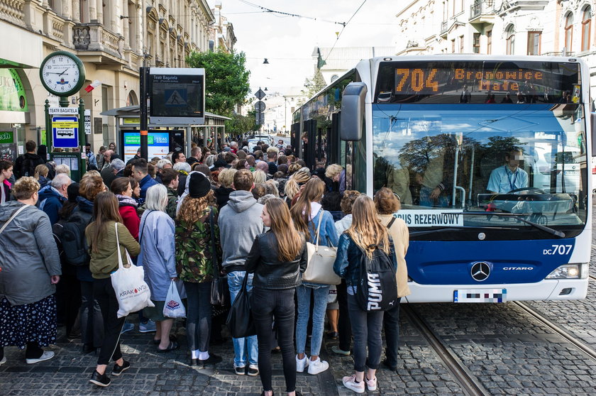 Dramat pasażerów na trasie do Bronowic. Opóźnione i zatłoczone autobusy