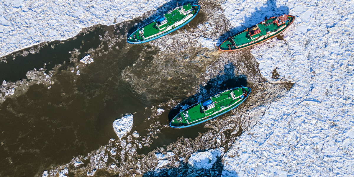 Lodołamacze na Wiśle kruszą lód, zapobiegając tym samym tzw. powodziom zatorowym. Kolejne jednostki pracują obecnie na Odrze.