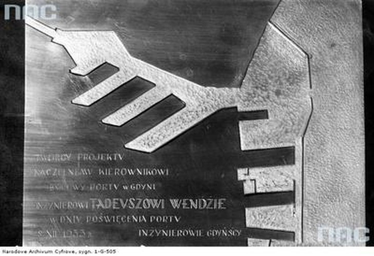 Pamiatkowa plakietka wręczona budowniczemu portu w Gdyni inżynierowi Tadeuszowi Wendzie - 1933 rok