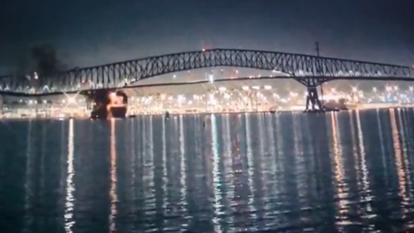 Trenutak kada brod udara u most