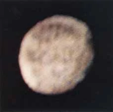 Ganimedes, największy księżyc w Układzie Słonecznym - jest większy od Merkurego; to pierwsze w historii ludzkości zdjęcie tego księżyca wykonane "na miejscu" przez Pioneera 10.