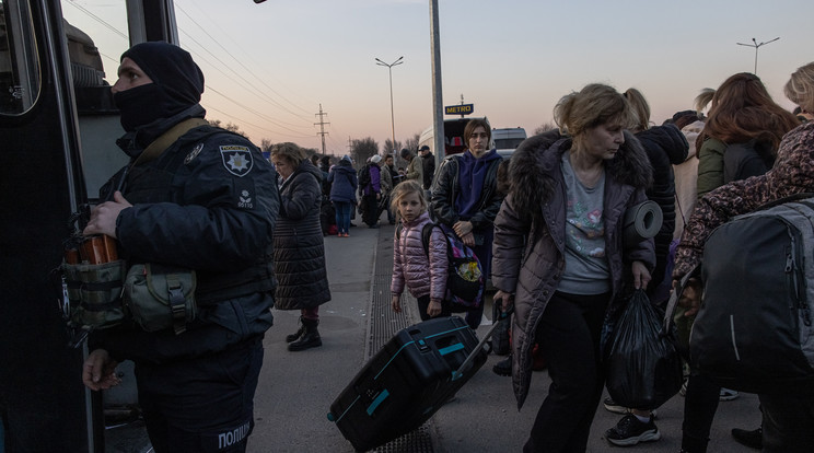 Az oroszok pszichikai erőszakkal is igyekeznek megtörni az ukrán lakosság ellenállását. / Fotó: EPA/Roman Pilipey
