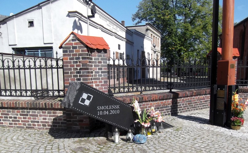 Pomnik smoleński w Sieradzu (Fot. Pelikan13 CC BY-SA 3.0 pl)