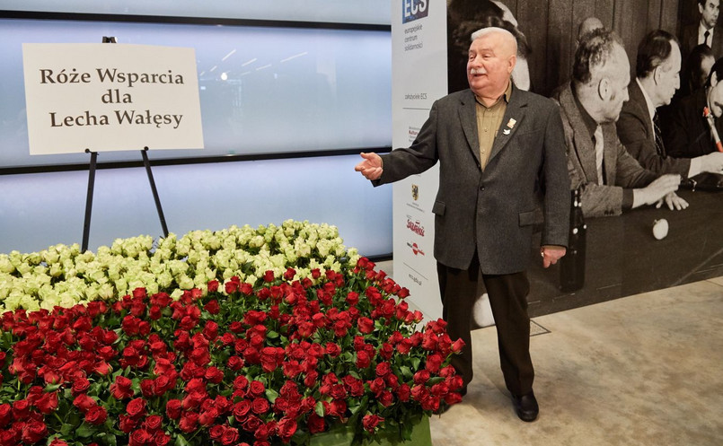 Osobny bukiet róż przygotowano też dla żony b. prezydenta RP, Danuty Wałęsy. „Piękna inicjatywa. Trochę ci ludzie od kwiatów zarobili, bo to jednak tysiąc kwiatów. To mnie podbudowuje i cieszy” – powiedział Wałęsa.