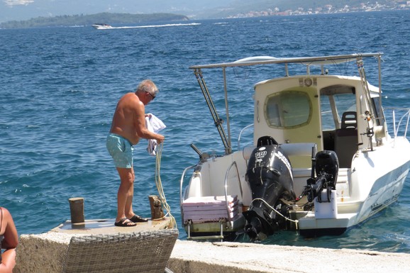 (FOTO) OVAJ PEVAČ (75) IMA SVOJU PLAŽU U CRNOJ GORI Ispred kuće ležaljke i usidren njegov brod