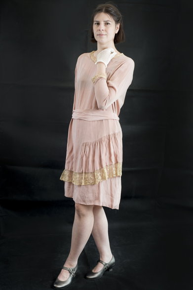 Ida prezentuje oryginalną sukienkę z II połowy lat 20. Sukienka zgodnie z epoką powinna sięgać połowy łydki, my jednak chcąc ją zaprezentować pozwoliłyśmy sobie na drobne odstępstwo.