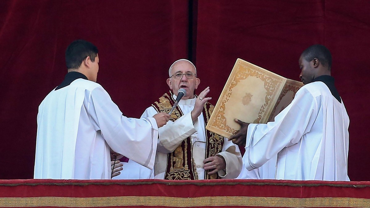 W orędziu na Boże Narodzenie papież Franciszek zaapelował do wspólnoty międzynarodowej o działania na rzecz zakończenia konfliktu w Syrii oraz okrucieństw w Iraku i innych krajach. Oddał hołd ofiarom zamachów terrorystycznych, a ataki te nazwał "haniebnymi".