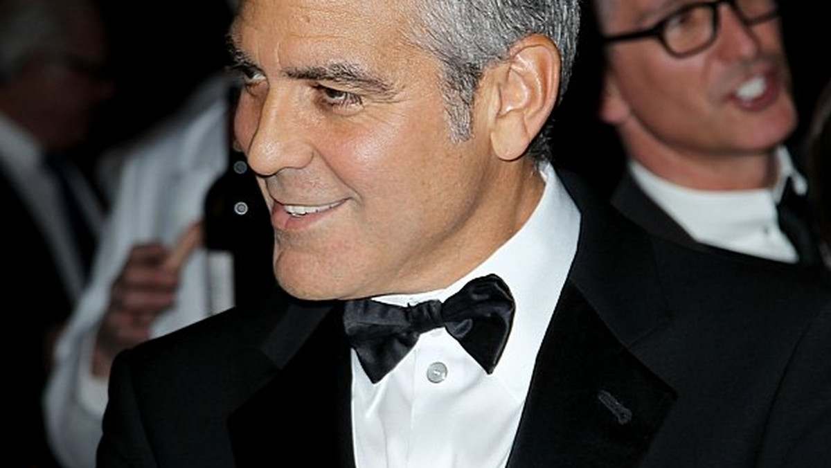 George Clooney i Elisabetta Canalis hucznie obchodzili swoją pierwszą rocznicę związku. Zakochani zaprosili do rezydencji aktora nad jeziorem Como we Włoszech najbliższych znajomych. Mimo obecności gości, gospodarze i tak najlepiej czuli się w swoim towarzystwie. (zdj.BE&amp;W)