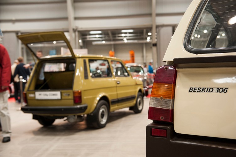 Fiat 126p Combi i beskid na stoisku magazynu 'Auto Świat Classic'