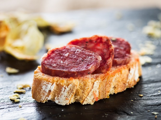 97925_kobasica-shutterstock-217430263