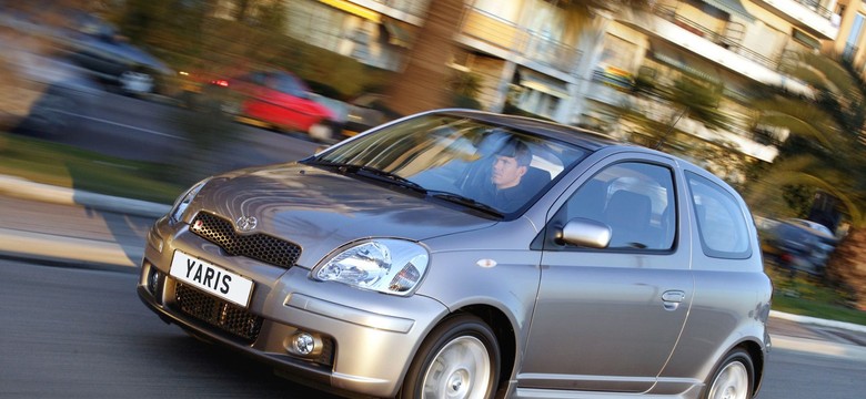 Toyota Yaris czy Fiat Punto? Oto 7 najlepszych aut za grosze. Jaki pierwszy samochód?