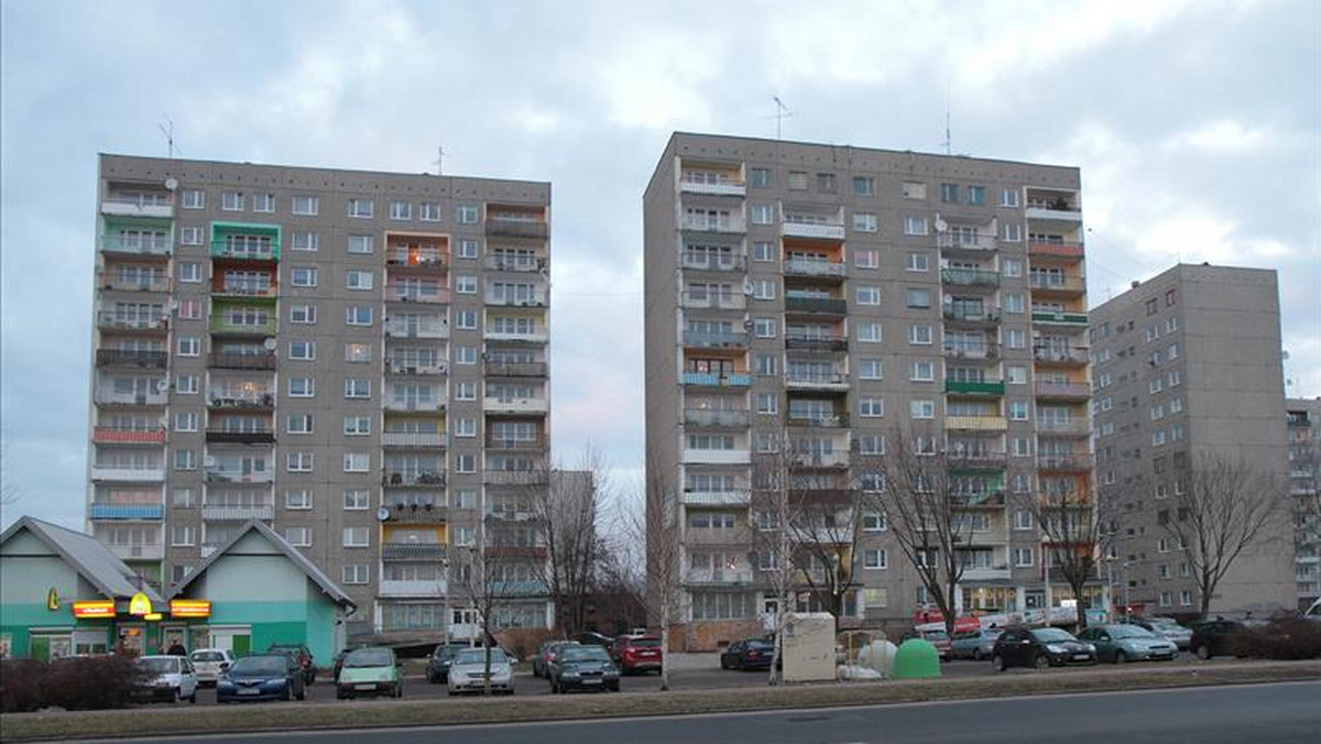 Spółdzielnia mieszkaniowa w Pabianicach obciąża mieszkańców nawet po 7 tys. zł od osoby za wymianę wind. - To przekręt. Spółdzielnia kupiła drogie i mniejsze windy, a kasę wyciąga z naszej kieszeni - mówią lokatorzy.