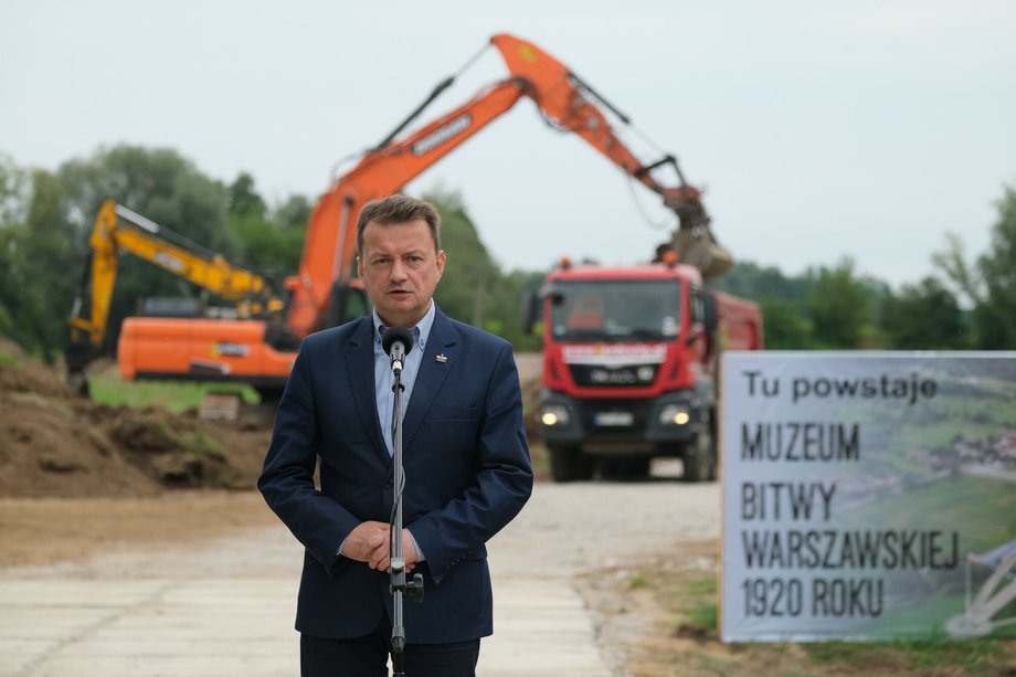 Mariusz Błaszczak na placu budowy muzeum w 2020 r.