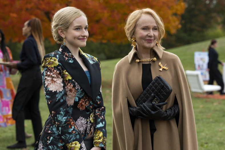 Julia Garner i Kate Burton w "Kim jest Anna?"