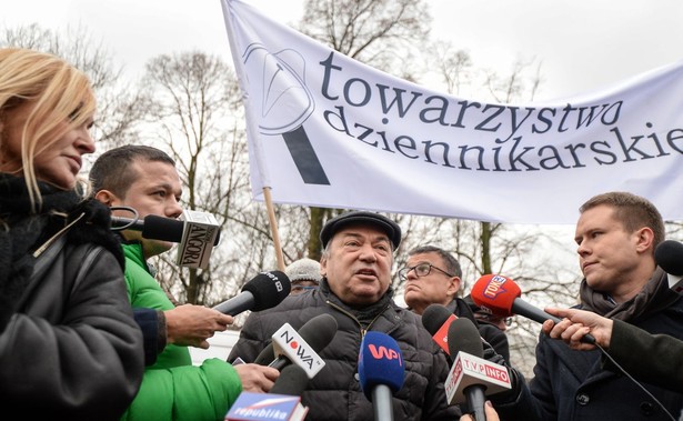 Protest dziennikarzy przed budynkiem Sejmu