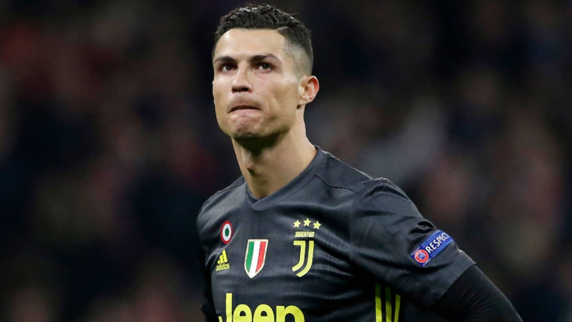Cristiano Ronaldo hosszú, hullámos hajat növesztett a karantén alatt - Fotó