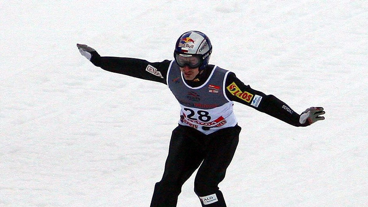 Gregor Schlierenzauer wygrał konkurs Pucharu Świata w skokach narciarskich w Planicy (HS 215). Austriak skoczył 203 m i minimalnie wyprzedził Adama Małysza, który uzyskał 202,5 m. Polakowi do zwycięstwa zabrakło lotu dłuższego o 1 metr, bowiem przegrał ze zdobywcą Kryształowej Kuli zaledwie o 1,1 pkt. Sędziowie zdecydowali, że ze względu na mocne podmuchy wiatru, oficjalnymi wynikami konkursu są te uzyskane w pierwszej serii.