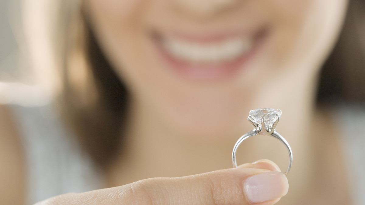 Kobiety chwalą się w sieci swoimi fałszywymi pierścionkami zaręczynowymi