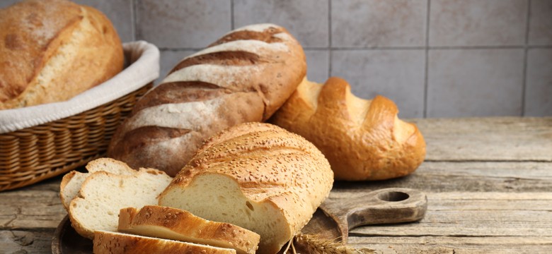 Nie lodówka, ani plastikowa torebka. Tak przechowuj chleb, a będzie długo świeży