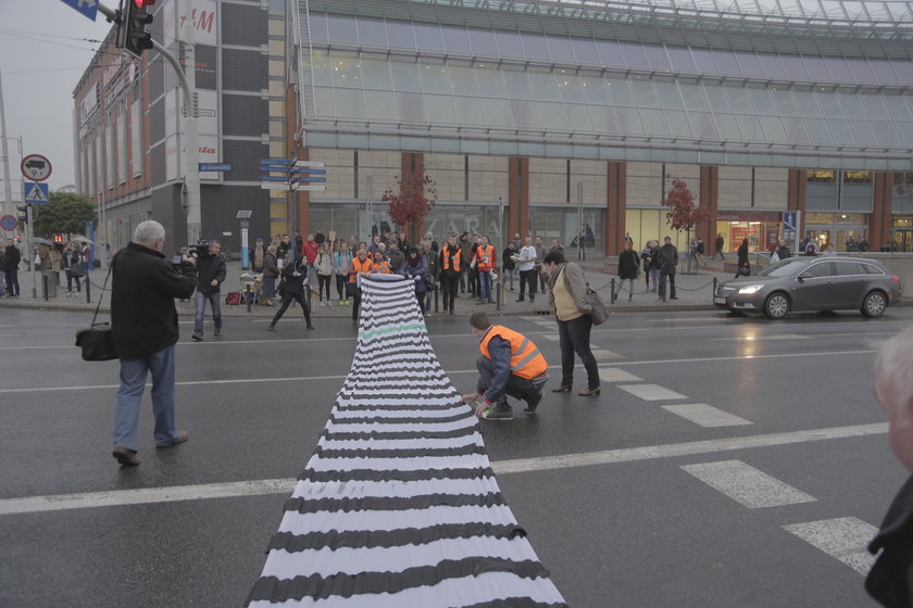 Rozkładanie sztucznej „zebry” na Rondzie Reagana we Wrocławiu