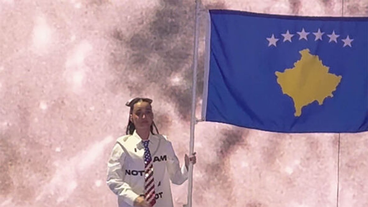 Keti Peri u Prištini iznela zastavu Kosova